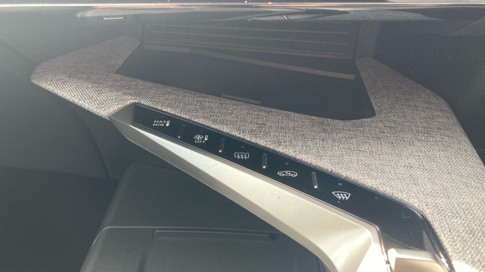 Peugeot 3008 157kW GT 73kWh 5dr Auto Electric Estate - Image 31