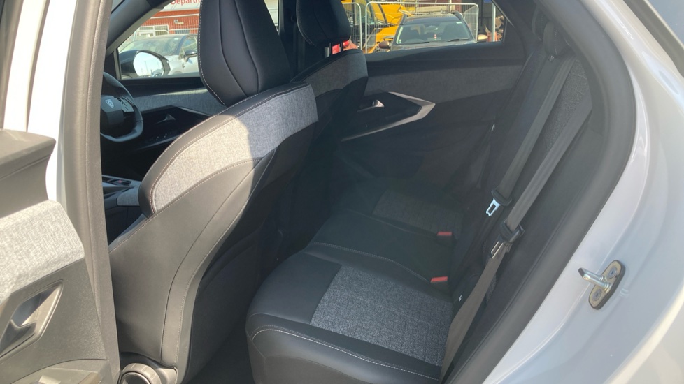 Peugeot 3008 1.2 Hybrid 145 Allure 5dr e-DSC6 Petrol Estate - Image 16