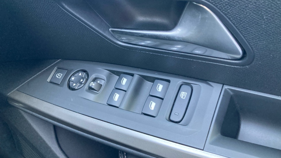 Peugeot 3008 1.2 Hybrid 145 Allure 5dr e-DSC6 Petrol Estate - Image 21