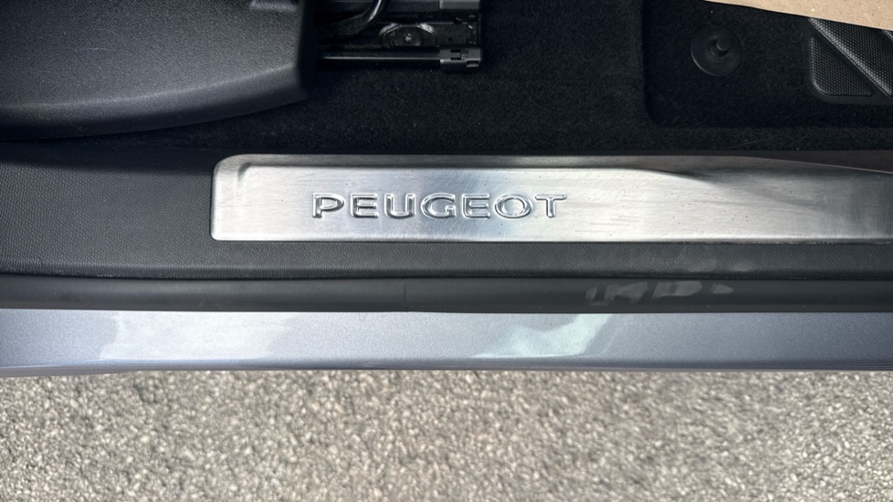 Peugeot 3008 1.2 PureTech Allure Premium+ 5dr EAT8 Petrol Estate - Image 21