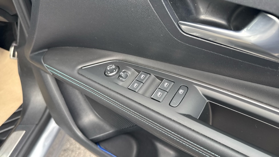 Peugeot 3008 1.2 PureTech Allure Premium+ 5dr EAT8 Petrol Estate - Image 22