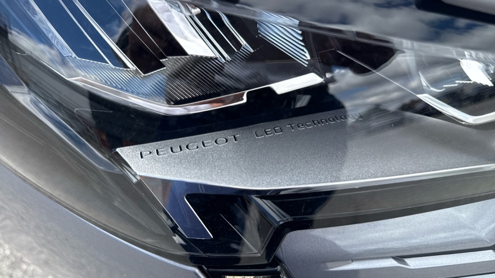 Peugeot 3008 1.2 PureTech Allure Premium+ 5dr EAT8 Petrol Estate - Image 23