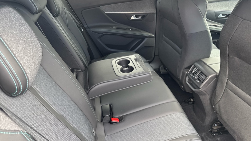 Peugeot 3008 1.2 PureTech Allure Premium+ 5dr EAT8 Petrol Estate - Image 33