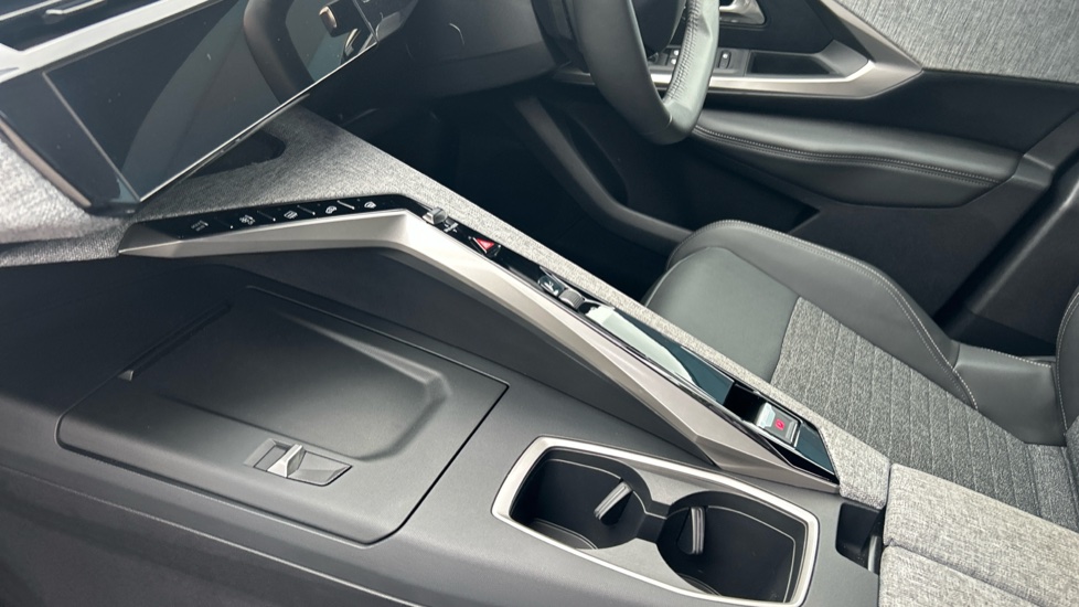 Peugeot 5008 1.2 Hybrid 136 Allure 5dr e-DSC6 Petrol Estate - Image 13