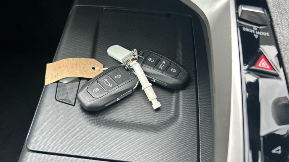 Peugeot 5008 1.2 Hybrid 136 Allure 5dr e-DSC6 Petrol Estate - Image 20