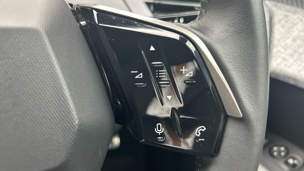 Peugeot 5008 1.2 Hybrid 136 Allure 5dr e-DSC6 Petrol Estate - Image 31