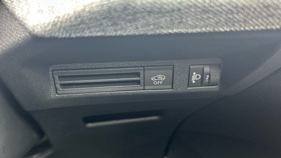 Peugeot 5008 1.2 Hybrid 136 Allure 5dr e-DSC6 Petrol Estate - Image 35