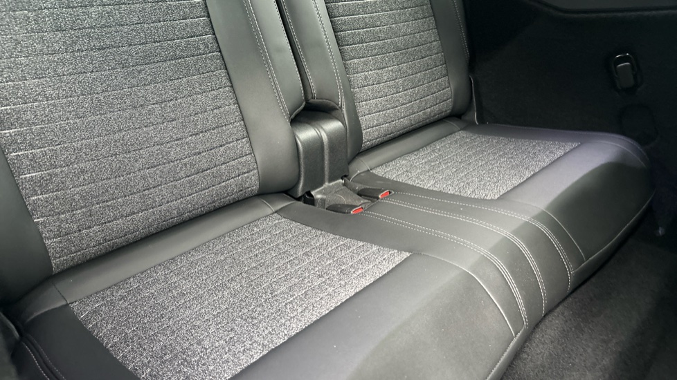 Peugeot 5008 1.2 Hybrid 136 Allure 5dr e-DSC6 Petrol Estate - Image 36