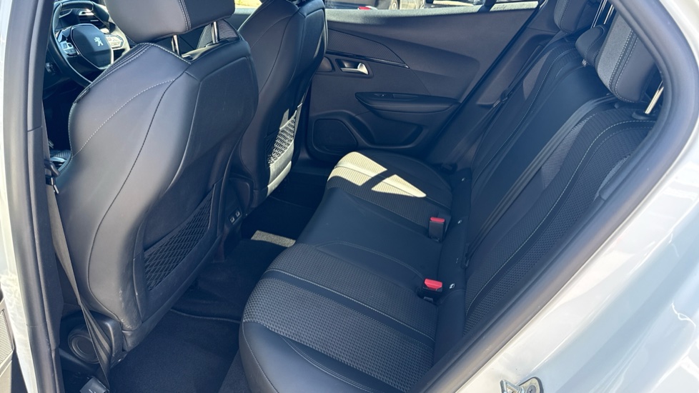 Peugeot 2008 100kW GT 50kWh 5dr Auto Electric Estate - Image 16