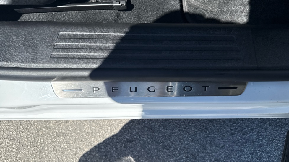 Peugeot 2008 100kW GT 50kWh 5dr Auto Electric Estate - Image 21
