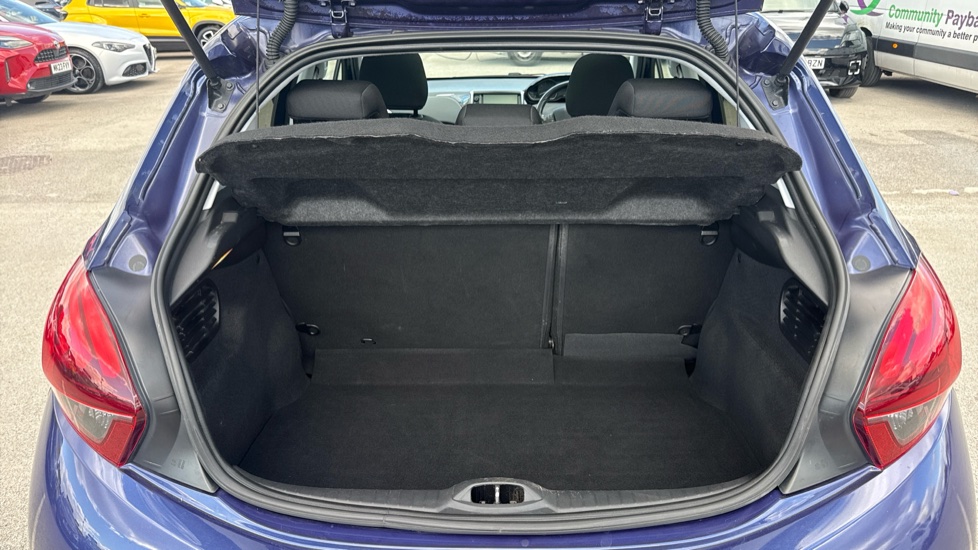 Peugeot 208 1.2 PureTech Allure Premium 5dr Petrol Hatchback - Image 4