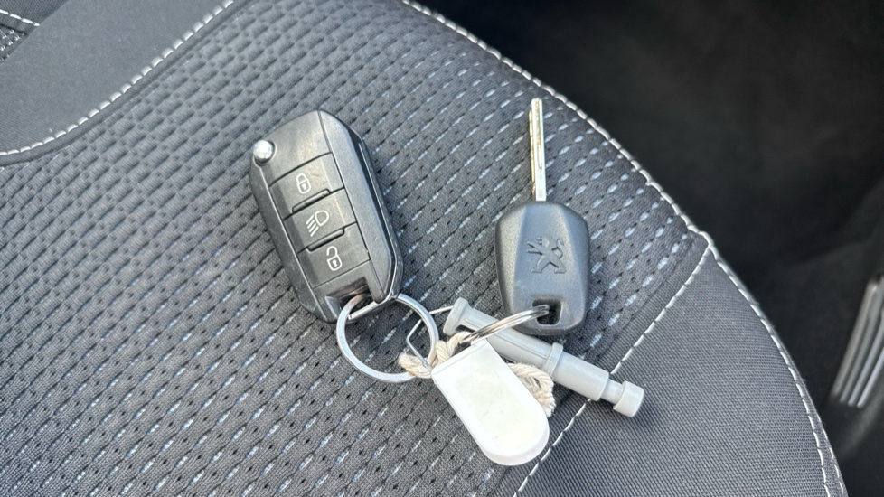 Peugeot 208 1.2 PureTech Allure Premium 5dr Petrol Hatchback - Image 20