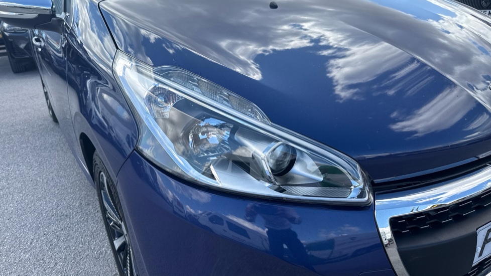 Peugeot 208 1.2 PureTech Allure Premium 5dr Petrol Hatchback - Image 23