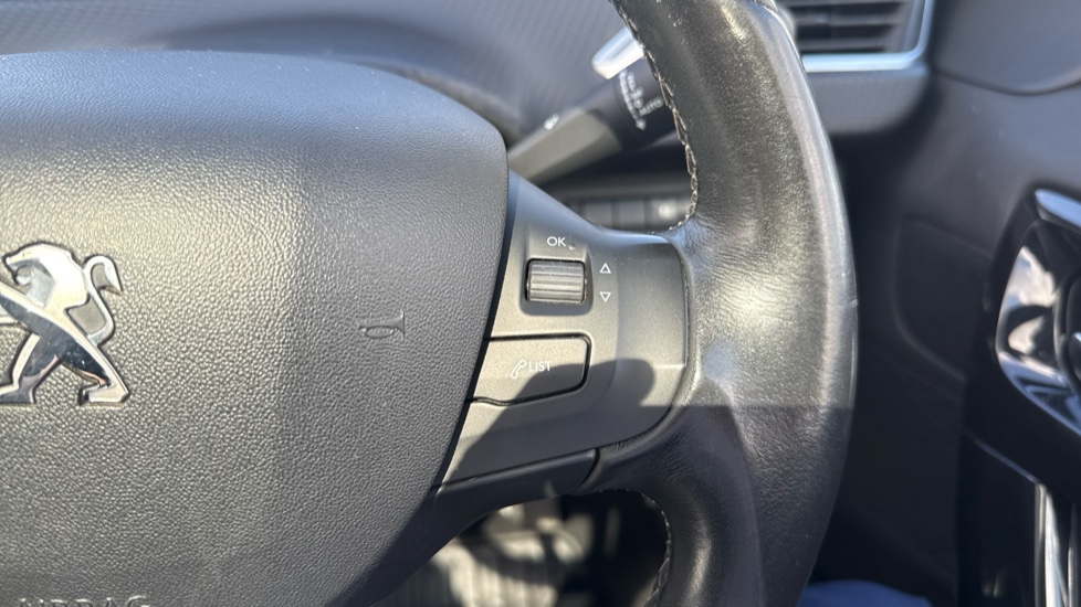Peugeot 208 1.2 PureTech Allure Premium 5dr Petrol Hatchback - Image 30