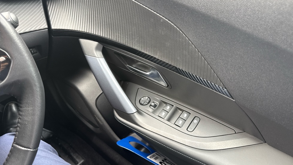 Peugeot 2008 1.2 PureTech Allure Premium 5dr Petrol Estate - Image 32