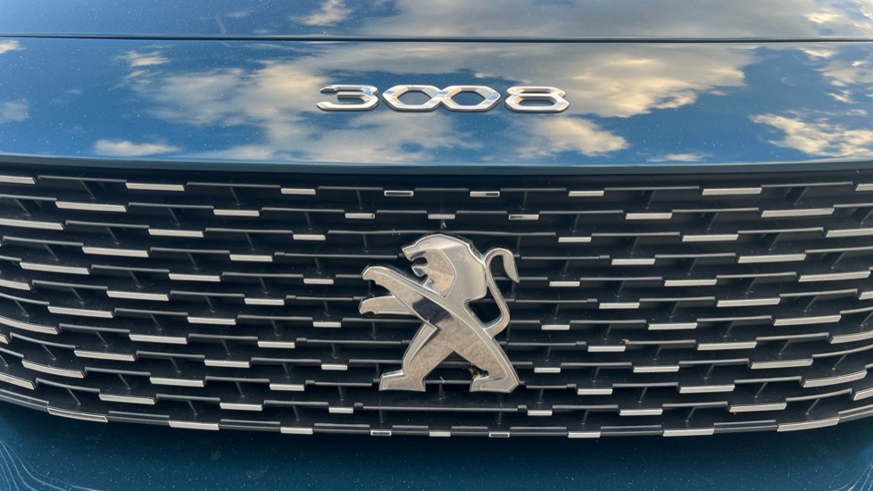 Peugeot 3008 1.2 PureTech Allure Premium+ 5dr EAT8 Petrol Estate - Image 32