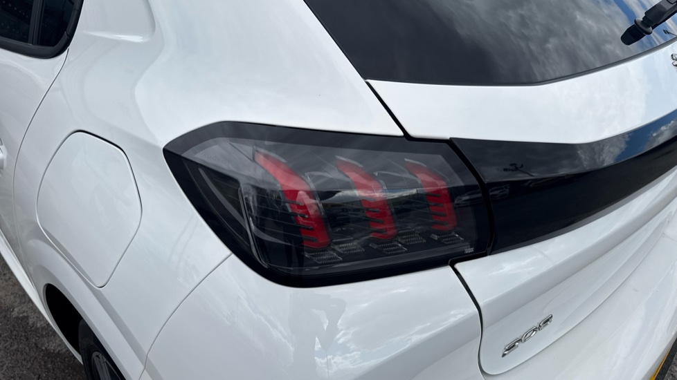 Peugeot 208 1.2 PureTech 100 Allure Premium + 5dr Petrol Hatchback - Image 27