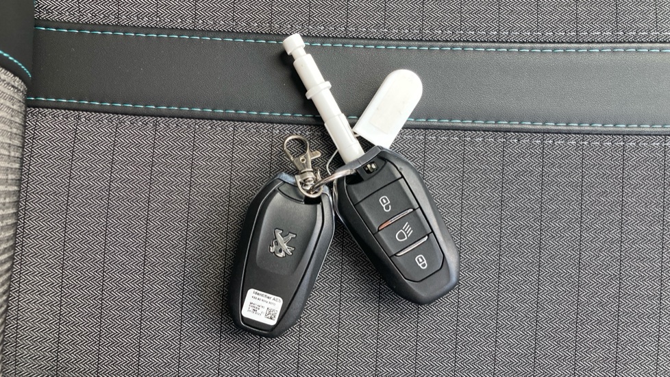 Peugeot 208 1.2 PureTech 100 Allure Premium + 5dr Petrol Hatchback - Image 20