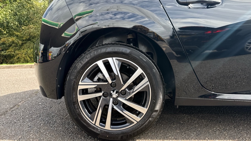 Peugeot 208 1.2 PureTech 100 Allure Premium + 5dr Petrol Hatchback - Image 7