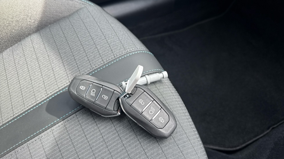 Peugeot 208 1.2 PureTech 100 Allure Premium + 5dr Petrol Hatchback - Image 20