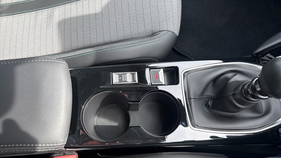 Peugeot 208 1.2 PureTech 100 Allure Premium + 5dr Petrol Hatchback - Image 34