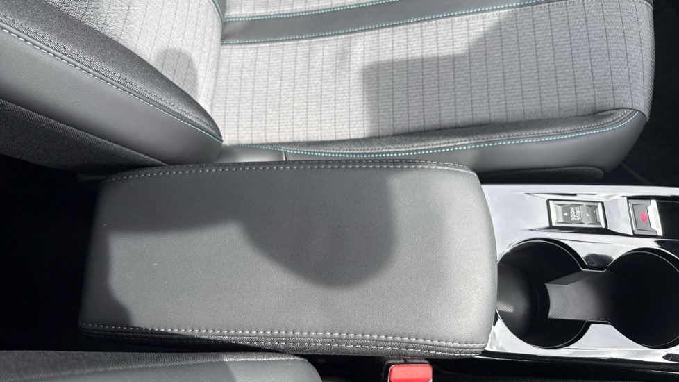 Peugeot 208 1.2 PureTech 100 Allure Premium + 5dr Petrol Hatchback - Image 35