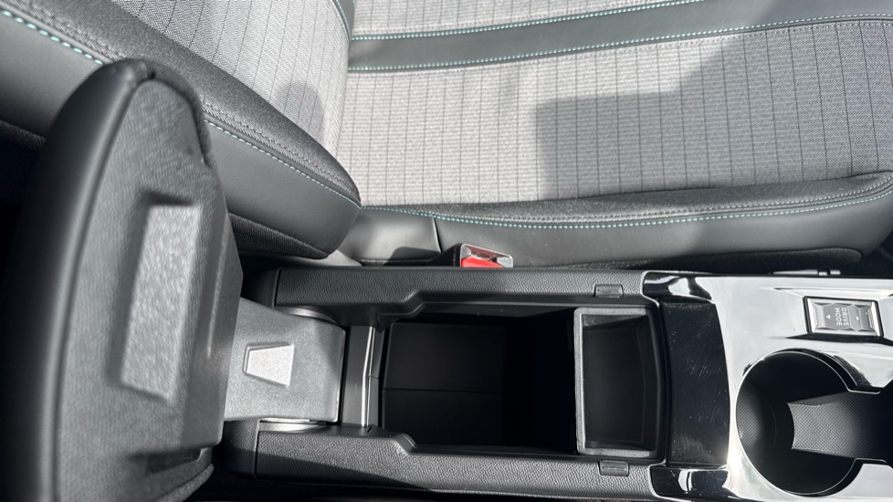 Peugeot 208 1.2 PureTech 100 Allure Premium + 5dr Petrol Hatchback - Image 36