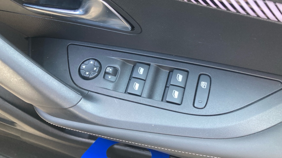 Peugeot 2008 1.2 PureTech 130 Allure 5dr Petrol Estate - Image 30