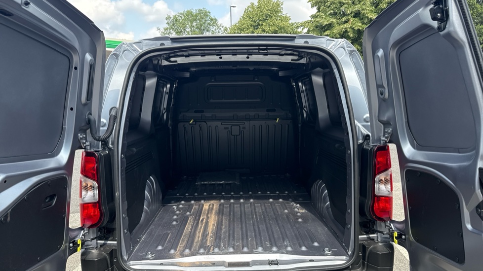 Peugeot Partner Xl Diesel 1.5 BlueHDi 130 Professional Plus Van EAT8 - Image 4