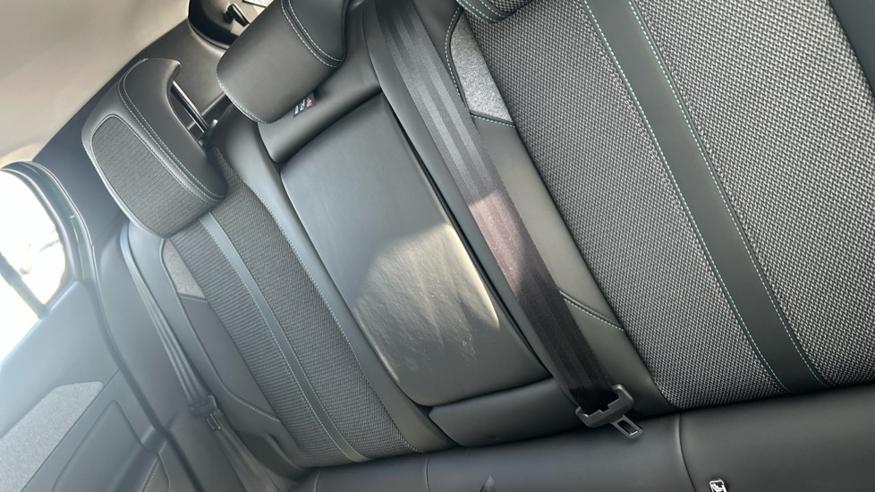 Peugeot 308 1.2 PureTech Allure Premium 5dr EAT8 Petrol Hatchback - Image 16