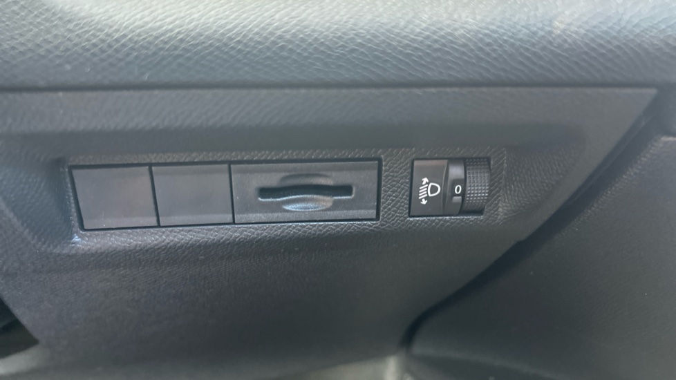 Peugeot 308 1.2 PureTech Allure Premium 5dr EAT8 Petrol Hatchback - Image 31