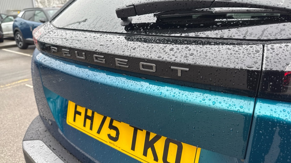 Peugeot 2008 1.2 PureTech Allure 5dr Petrol Estate - Image 27
