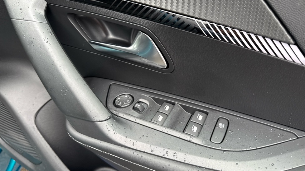 Peugeot 2008 1.2 PureTech Allure 5dr Petrol Estate - Image 31