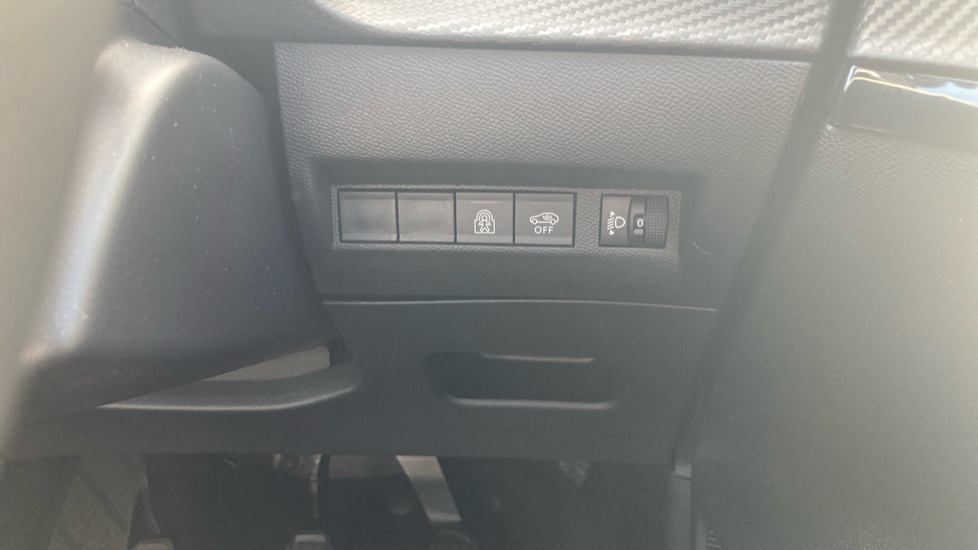 Peugeot 208 1.2 PureTech 100 Allure 5dr Petrol Hatchback - Image 27