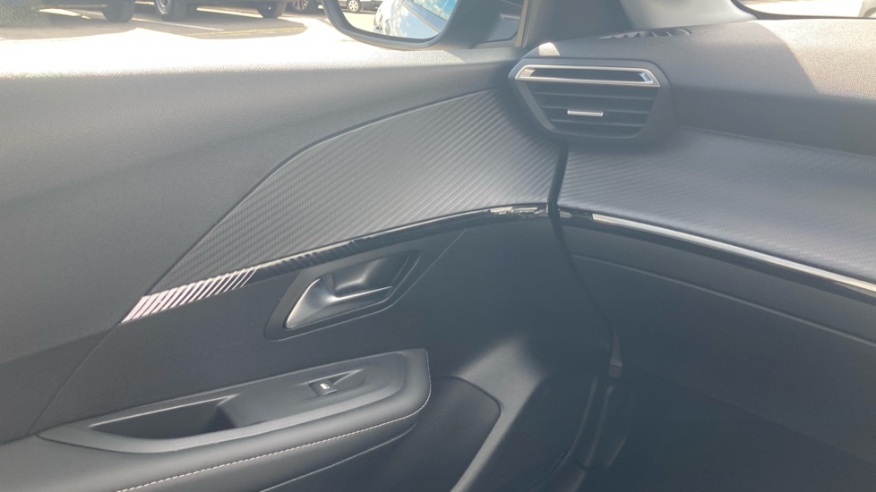 Peugeot 208 1.2 PureTech 100 Allure 5dr Petrol Hatchback - Image 28