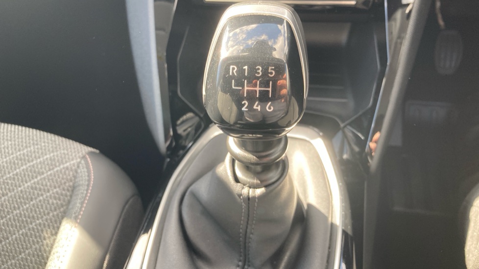 Peugeot 208 1.2 PureTech 100 Allure 5dr Petrol Hatchback - Image 33