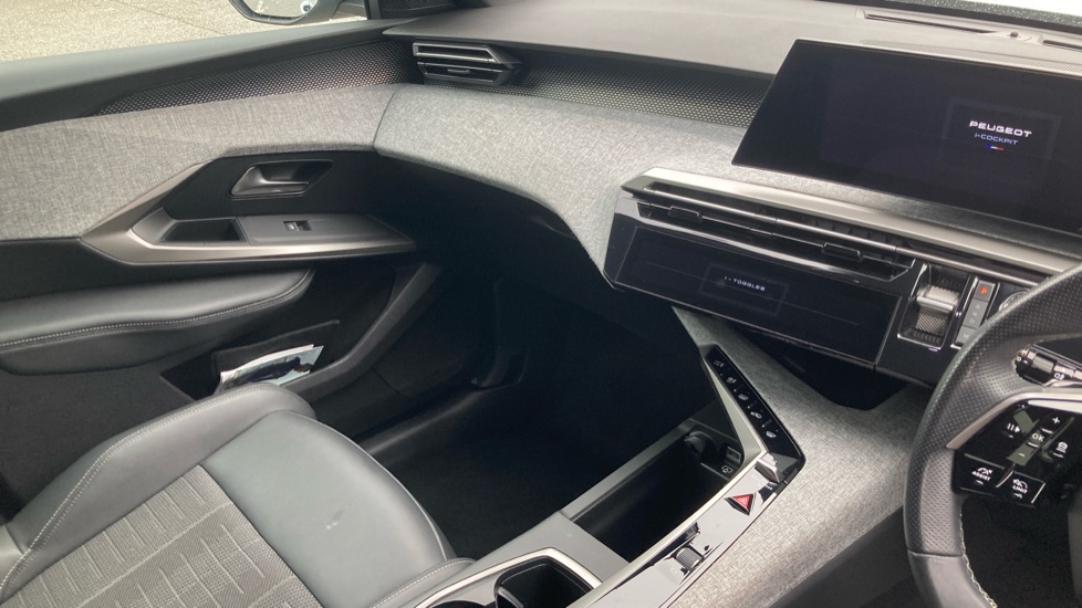 Peugeot 5008 1.2 Hybrid 136 GT 5dr e-DSC6 Petrol Estate - Image 14
