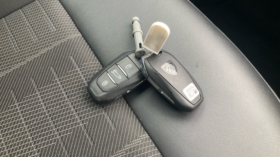 Peugeot 5008 1.2 Hybrid 136 GT 5dr e-DSC6 Petrol Estate - Image 20