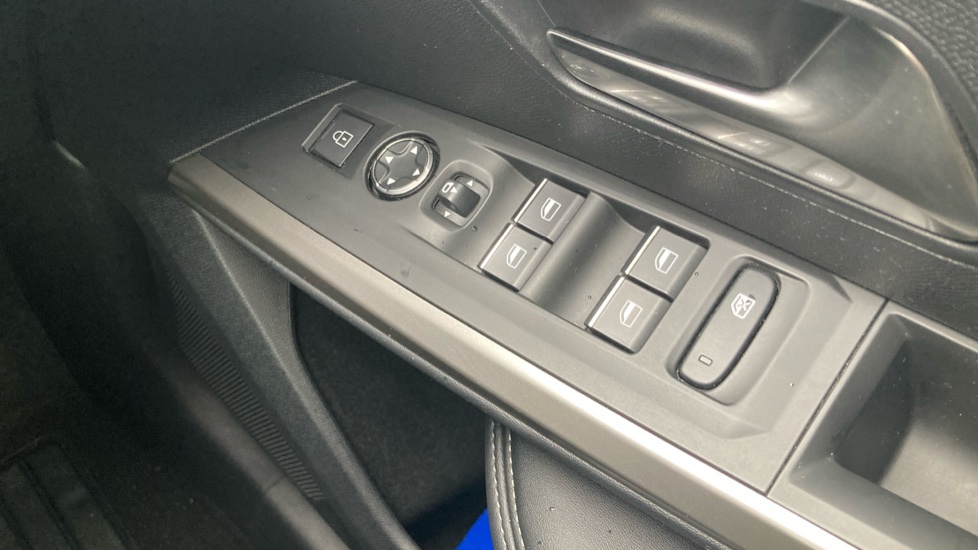 Peugeot 5008 1.2 Hybrid 136 GT 5dr e-DSC6 Petrol Estate - Image 26