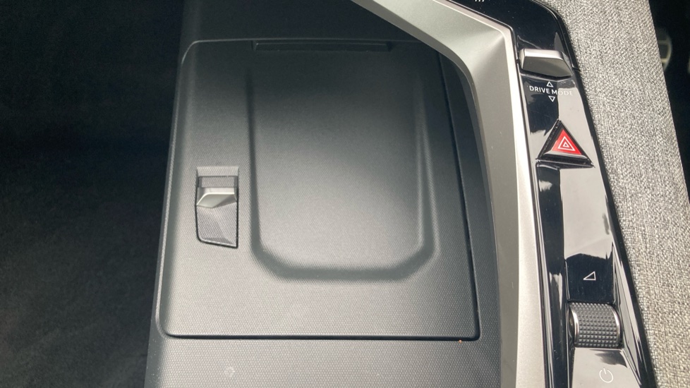 Peugeot 5008 1.2 Hybrid 136 GT 5dr e-DSC6 Petrol Estate - Image 32