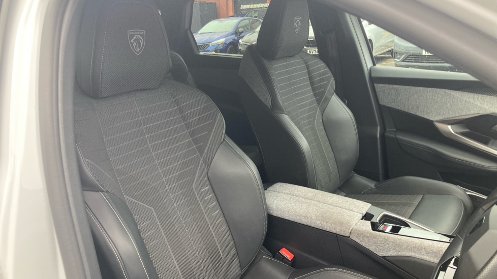 Peugeot 5008 1.2 Hybrid 136 GT 5dr e-DSC6 Petrol Estate - Image 38
