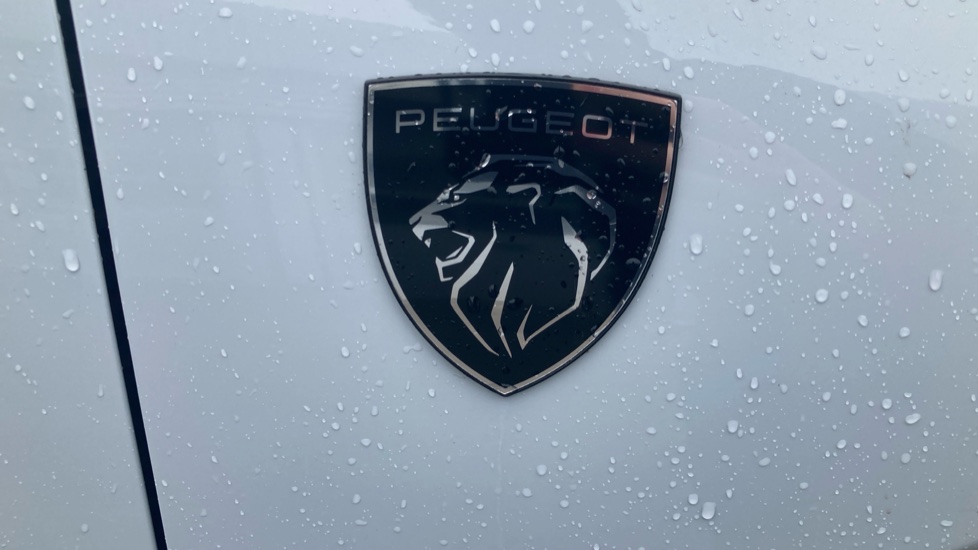 Peugeot 5008 1.2 Hybrid 136 GT 5dr e-DSC6 Petrol Estate - Image 39