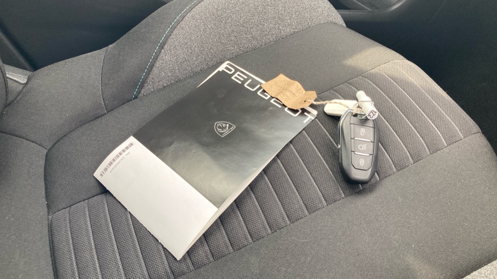 Peugeot 3008 1.6 Hybrid 180 Active 5dr e-EAT8 Estate - Image 19