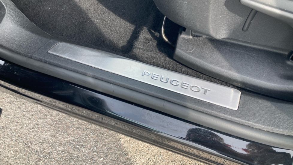 Peugeot 3008 1.6 Hybrid 180 Active 5dr e-EAT8 Estate - Image 21