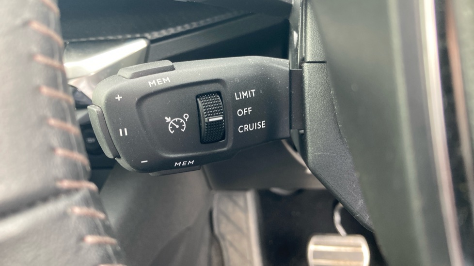 Peugeot 3008 1.6 Hybrid 180 Active 5dr e-EAT8 Estate - Image 31