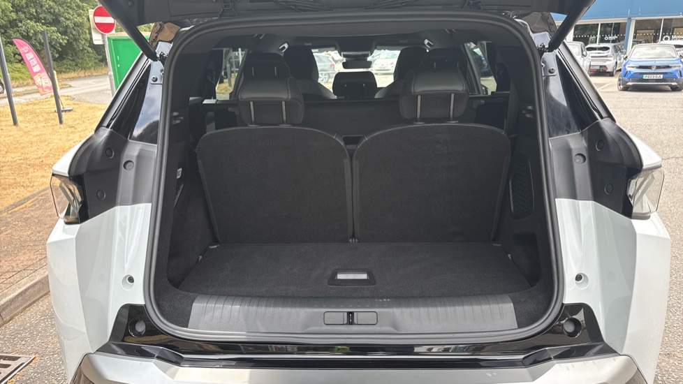 Peugeot 5008 157kW GT 73kWh 5dr Auto Electric Estate - Image 4