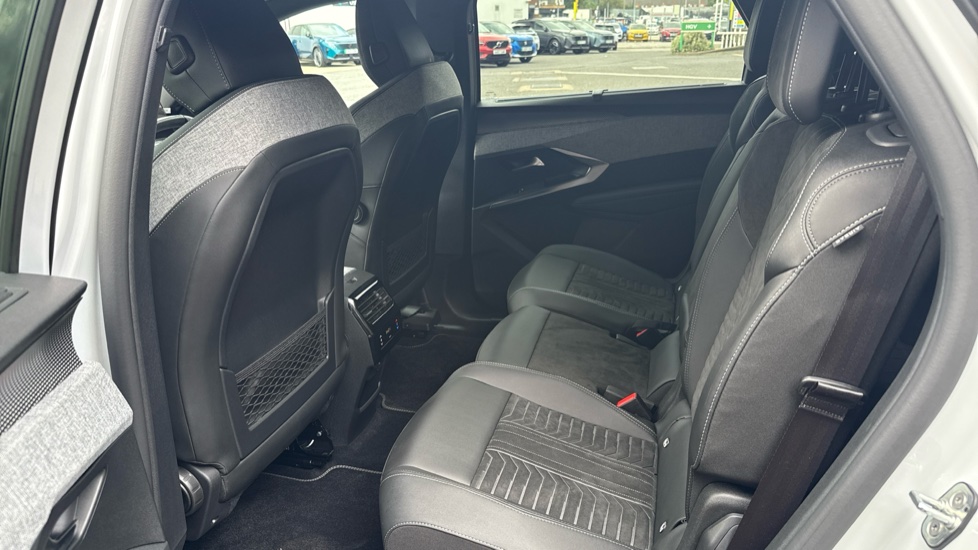 Peugeot 5008 157kW GT 73kWh 5dr Auto Electric Estate - Image 16