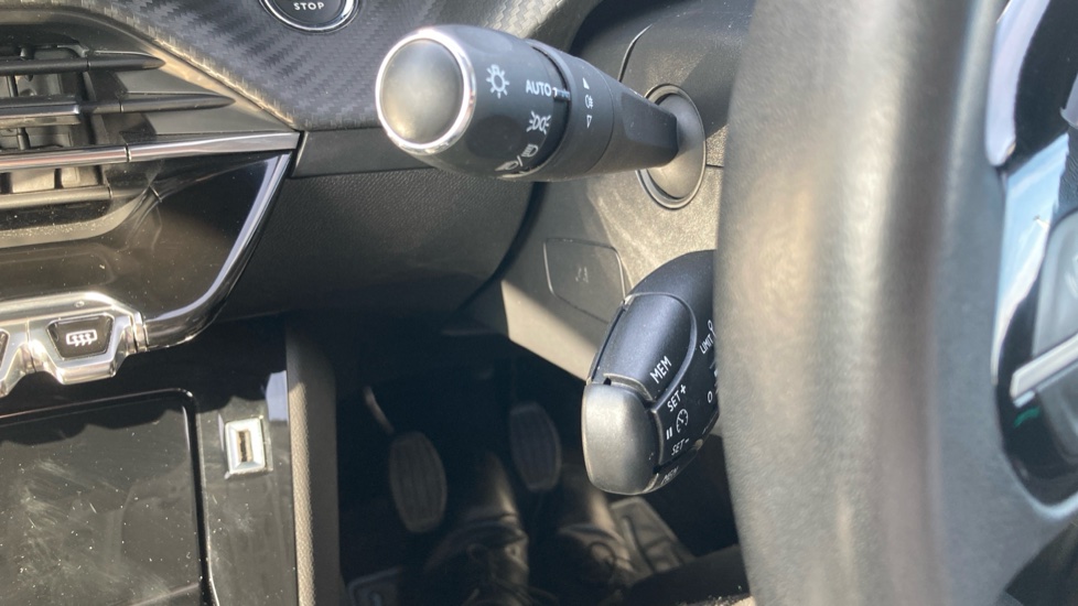 Peugeot 208 1.2 PureTech 100 Allure Premium 5dr Petrol Hatchback - Image 24