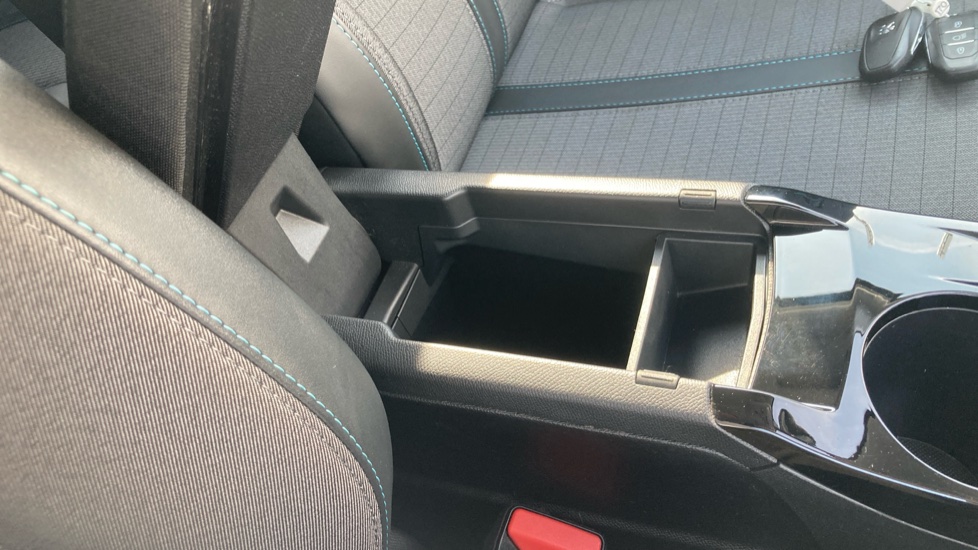Peugeot 208 1.2 PureTech 100 Allure Premium 5dr Petrol Hatchback - Image 31