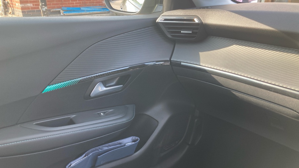Peugeot 208 1.2 PureTech 100 Allure Premium 5dr Petrol Hatchback - Image 32
